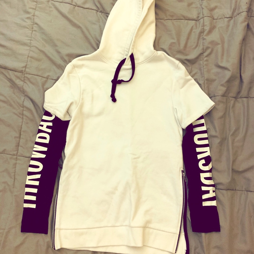Black & white hoodie with a zipper